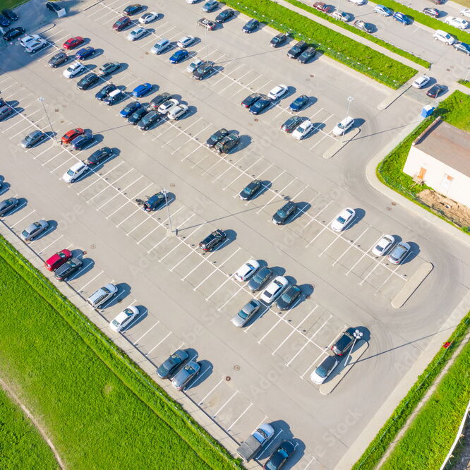 Ein großer Parkplatz von oben