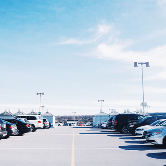 Autos stehen auf einem Parkplatz