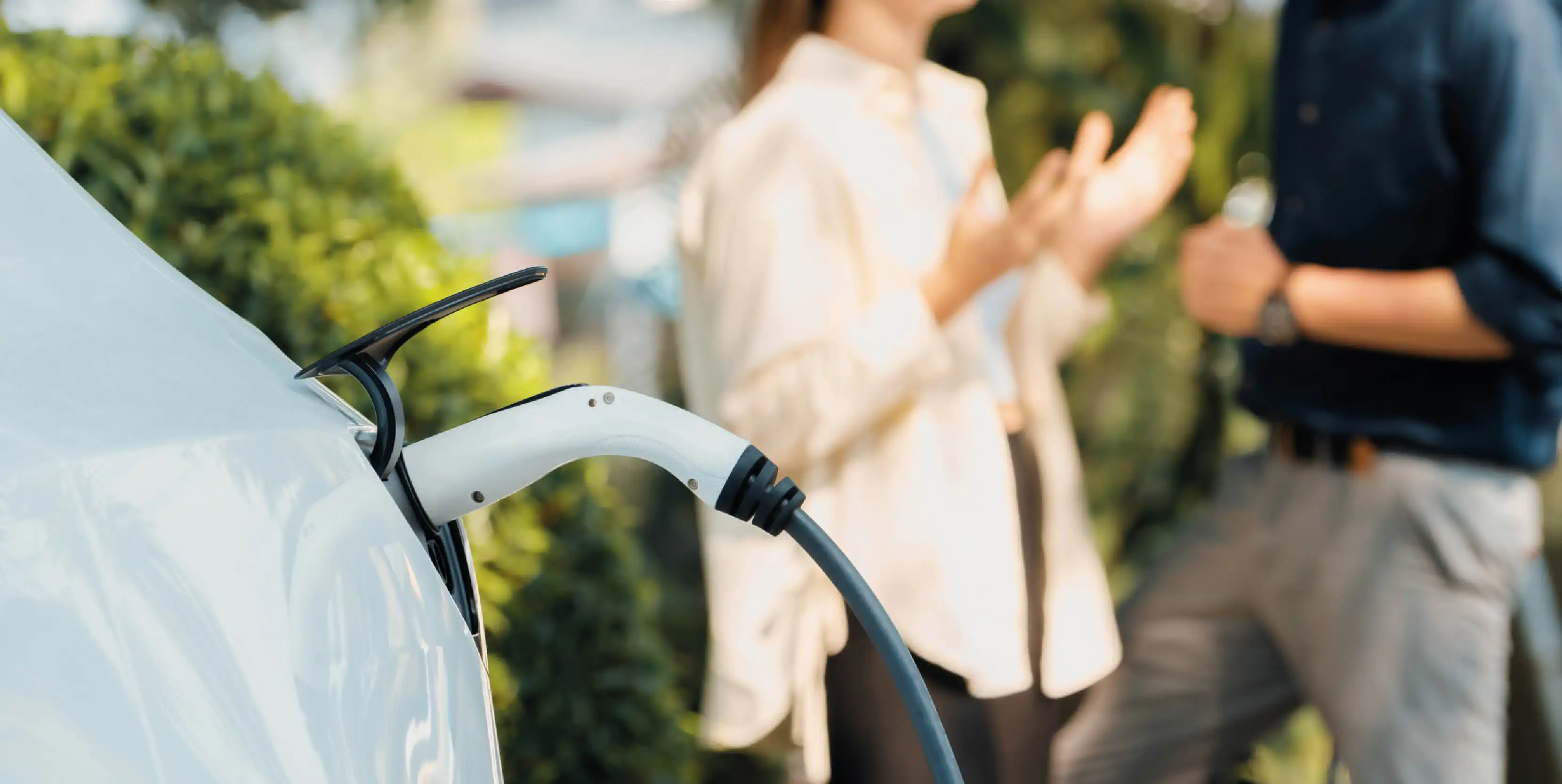 Elektroauto lädt an E-Säule – digitales, schrankenloses Parken unterstützt nachhaltige Mobilität